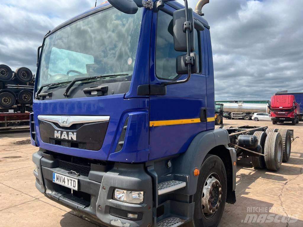 MAN TGM 26.340 شاحنات بمقصورة وهيكل