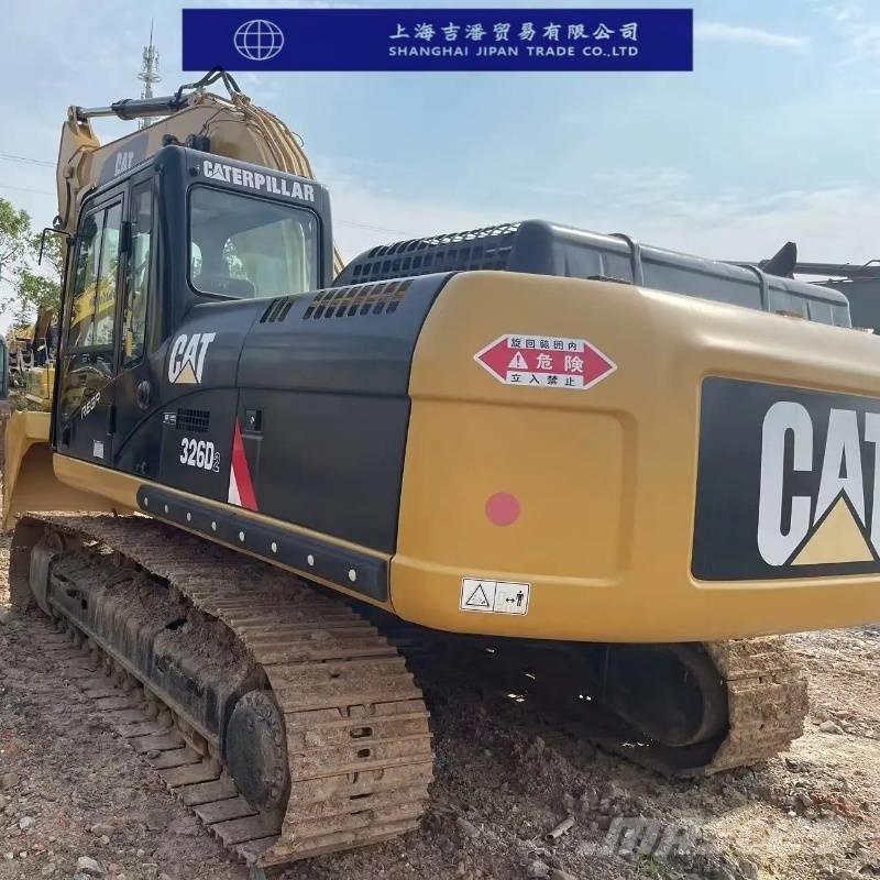 CAT 326 D حفارات زحافة
