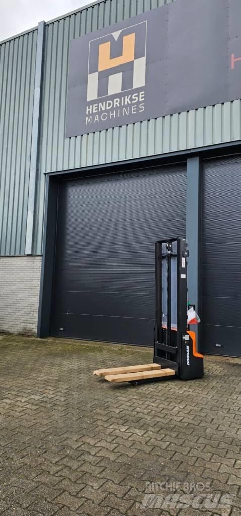 Doosan LSM 12 N معدات التكديس الجوالة