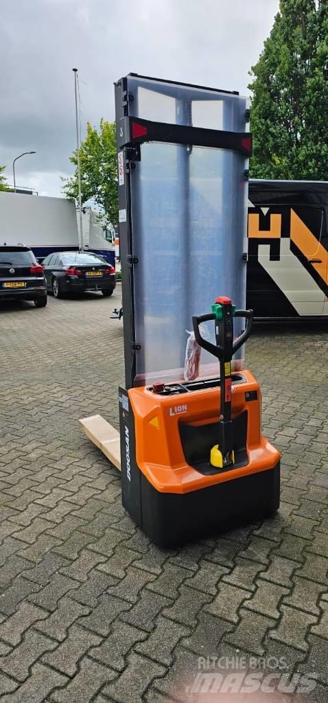 Doosan LSM 12 N معدات التكديس الجوالة