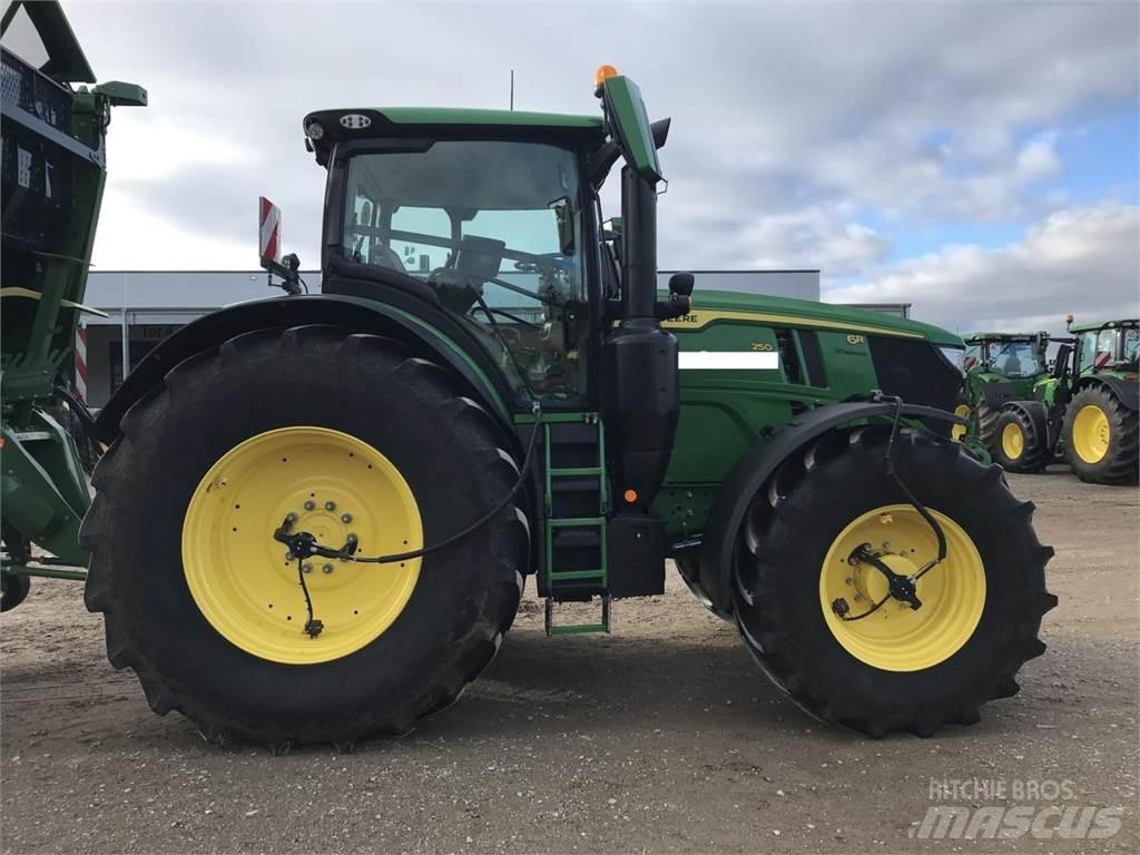 John Deere 6R 250 الجرارات