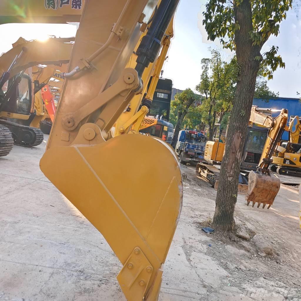 CAT 320 D حفارات زحافة