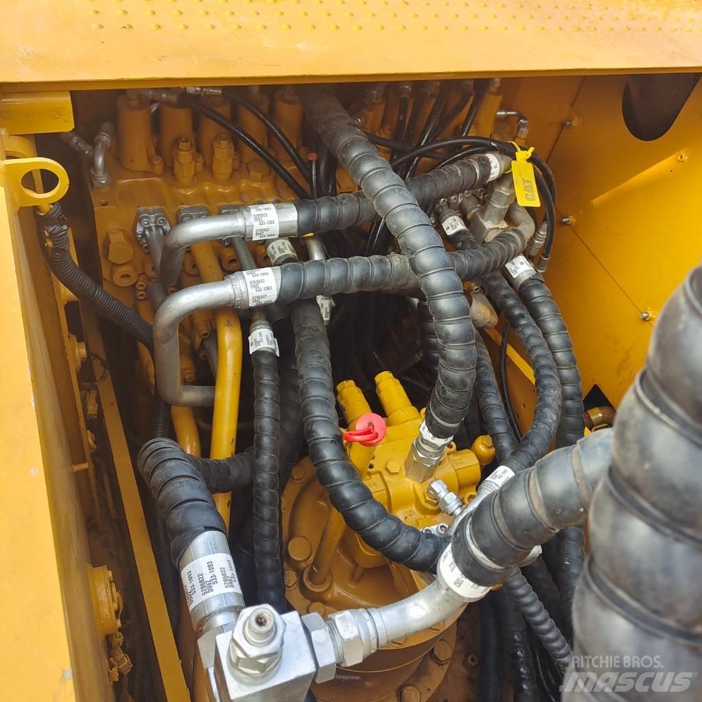 CAT 320D حفارات زحافة