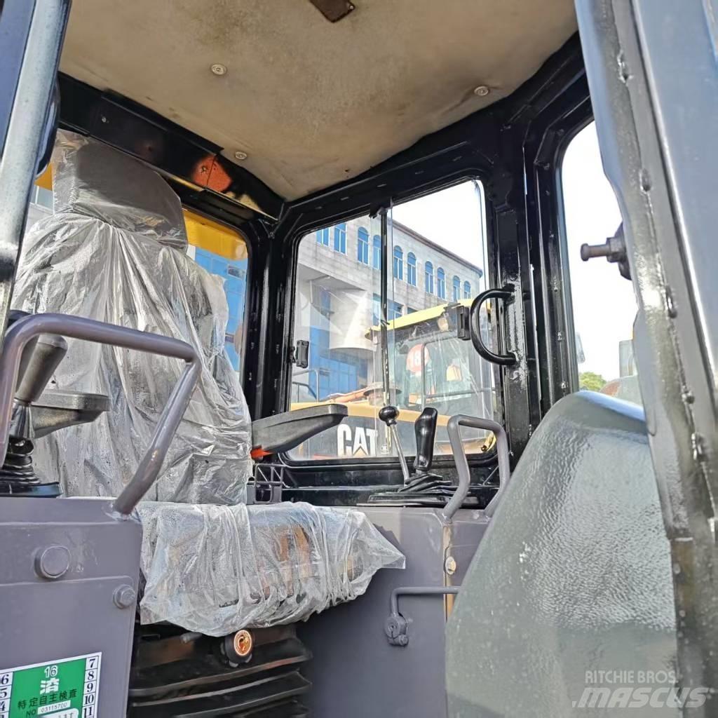 CAT D 5 K بلدوزرات مجنزرة