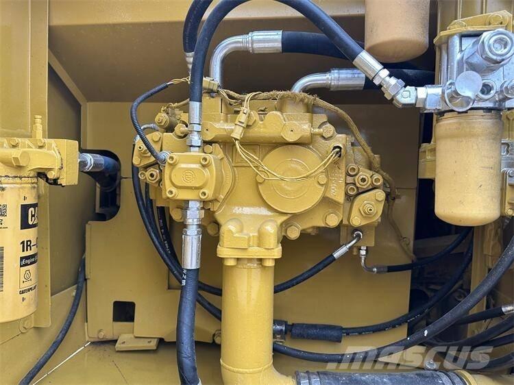 CAT 326D حفارات زحافة