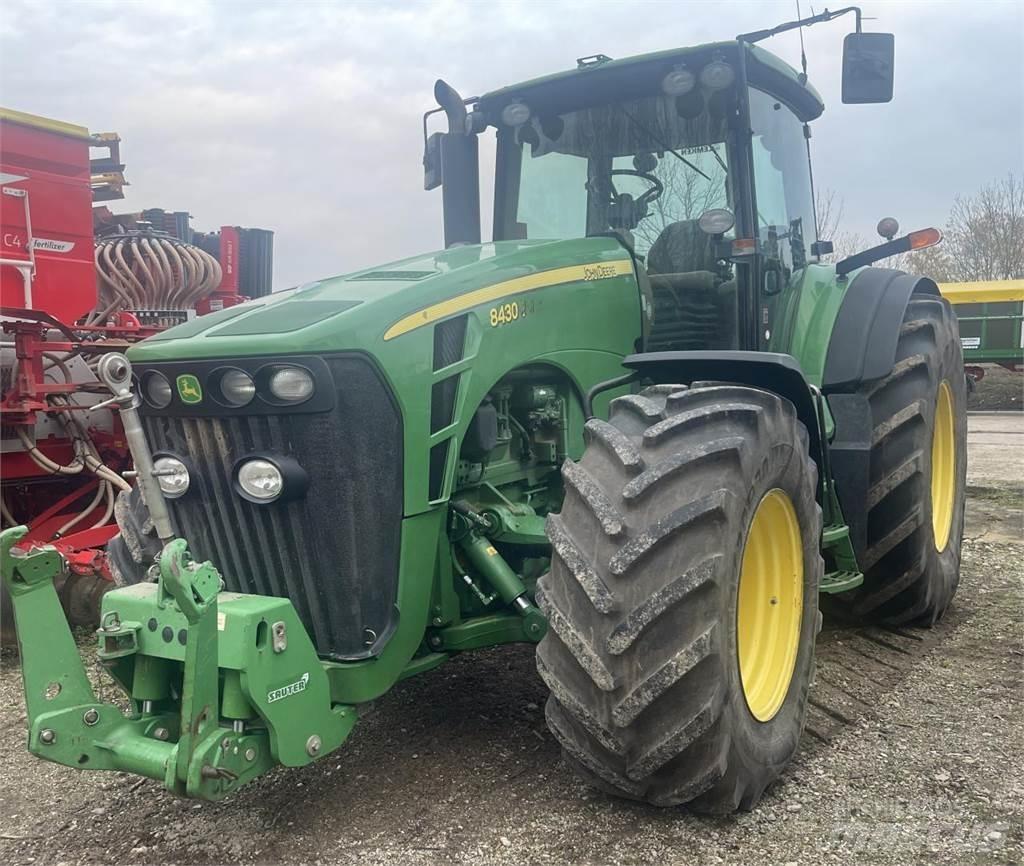 John Deere 8430 الجرارات