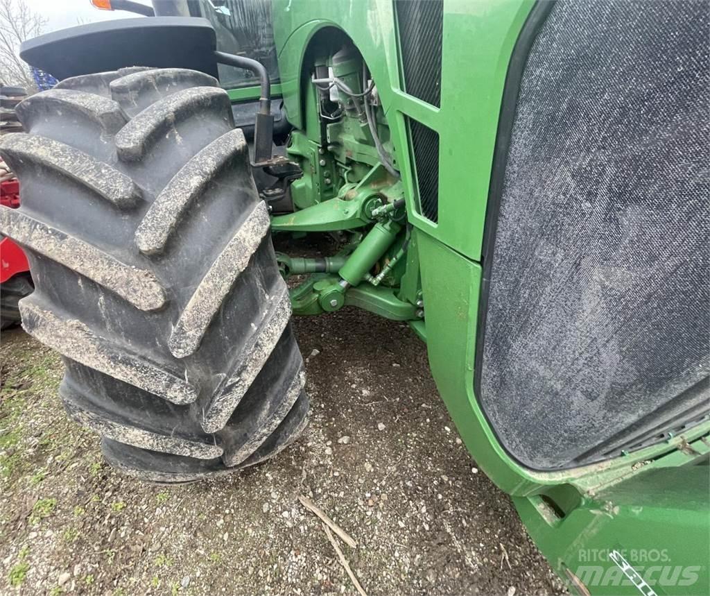 John Deere 8430 الجرارات