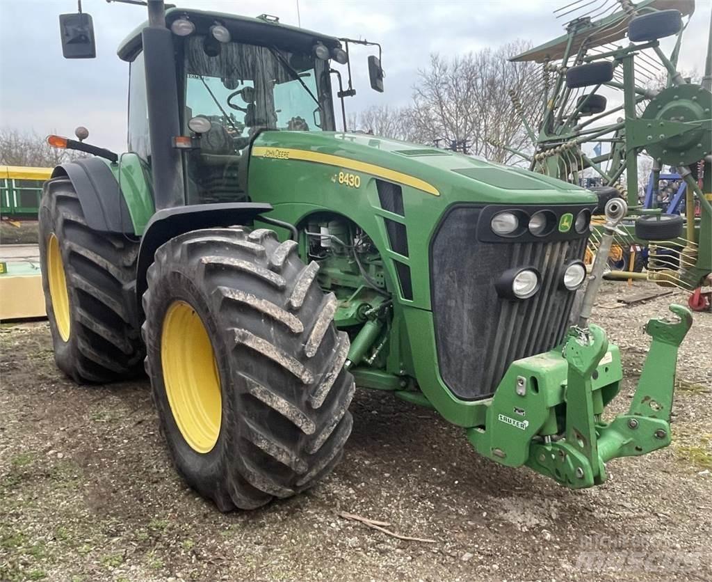 John Deere 8430 الجرارات