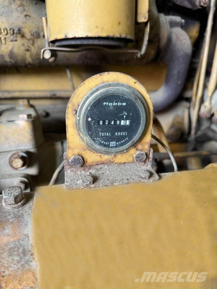 CAT D 8 H بلدوزرات مجنزرة