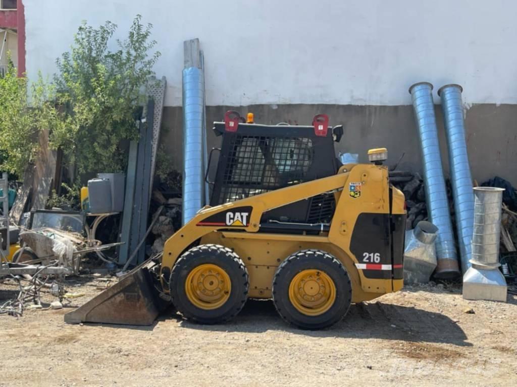 CAT 216 لوادر انزلاقية التوجيه