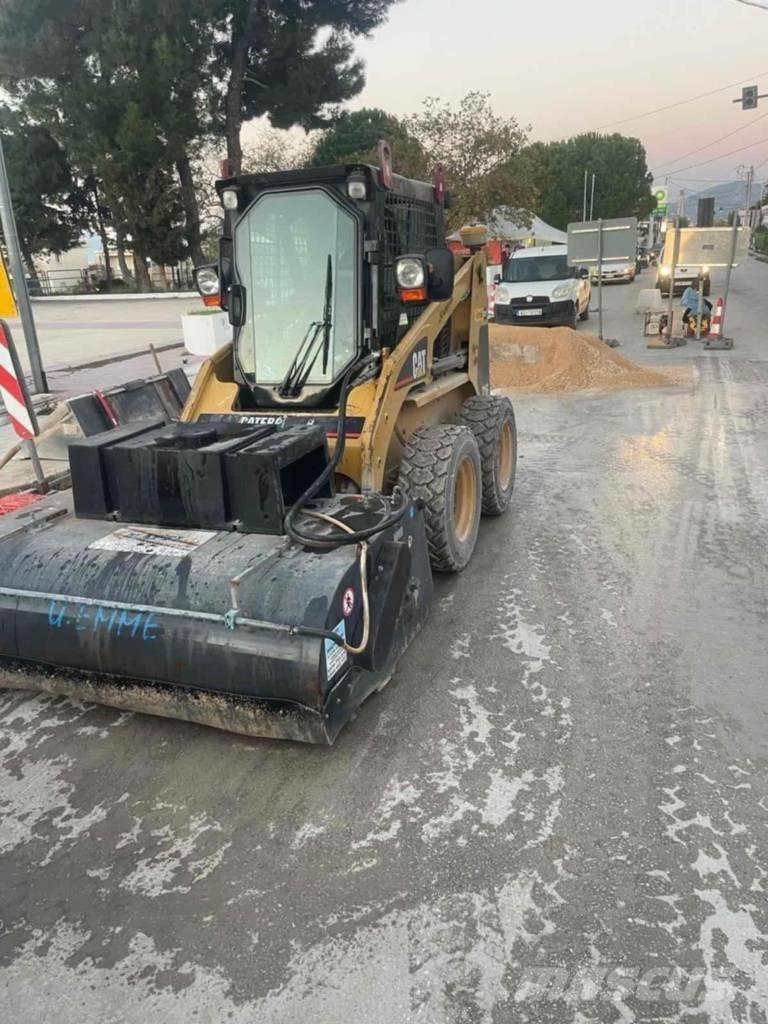 CAT 216 لوادر انزلاقية التوجيه