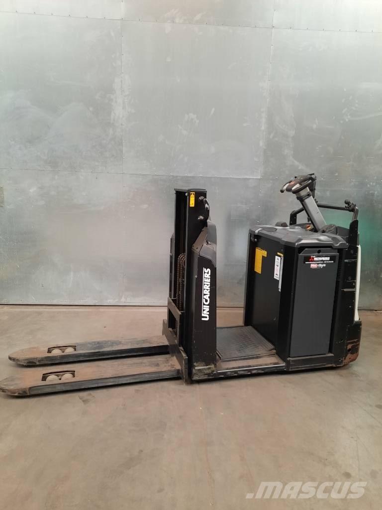 UniCarriers OEP120 معدات الرفع عالي المستوى