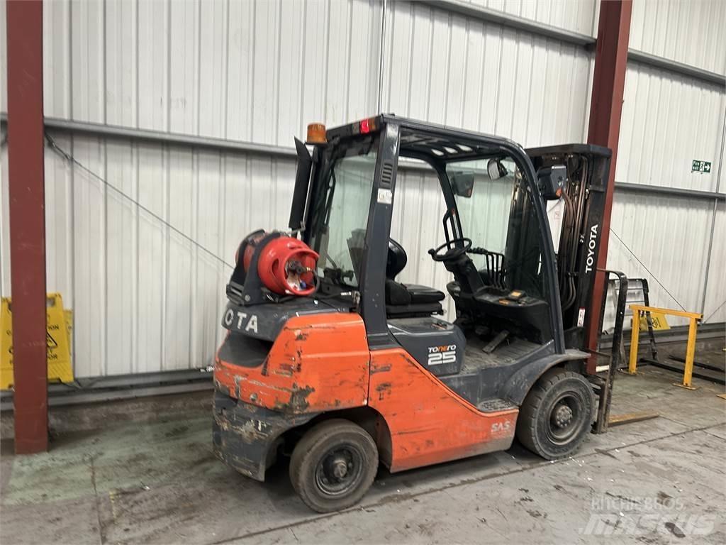 Toyota 02-8FGF25 شاحنات LPG