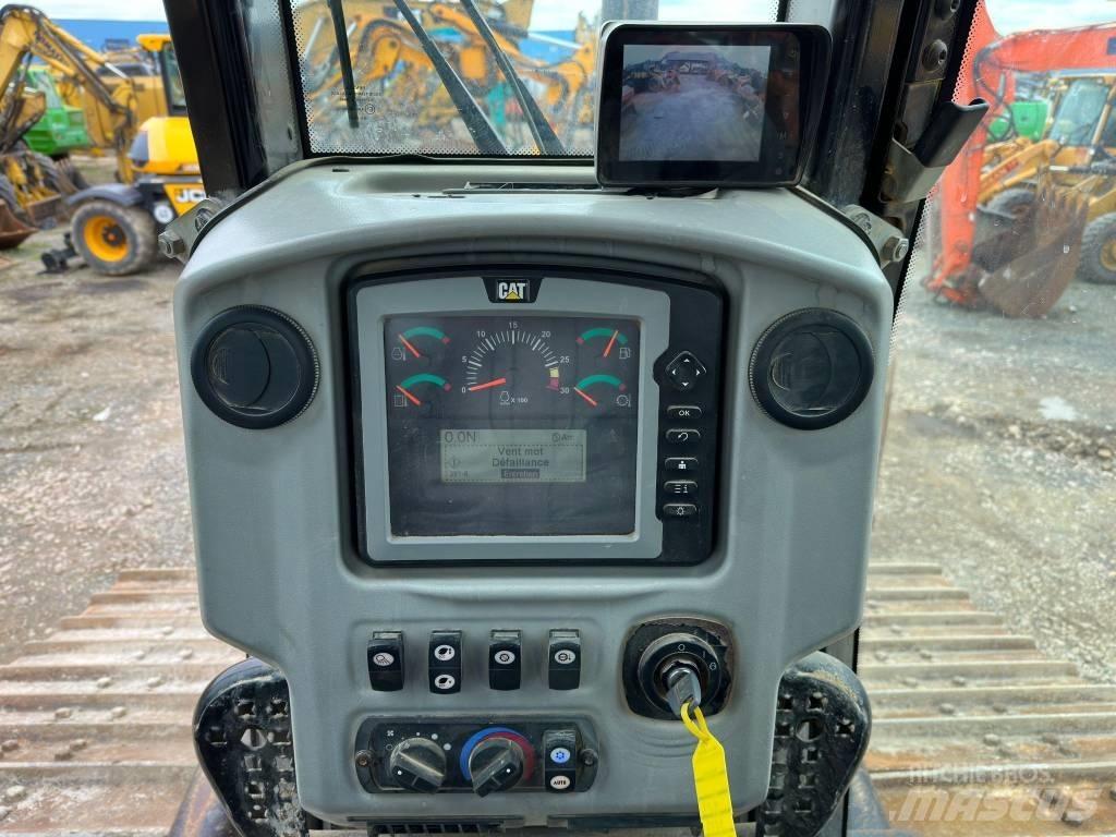 CAT D 6 N LGP بلدوزرات مجنزرة