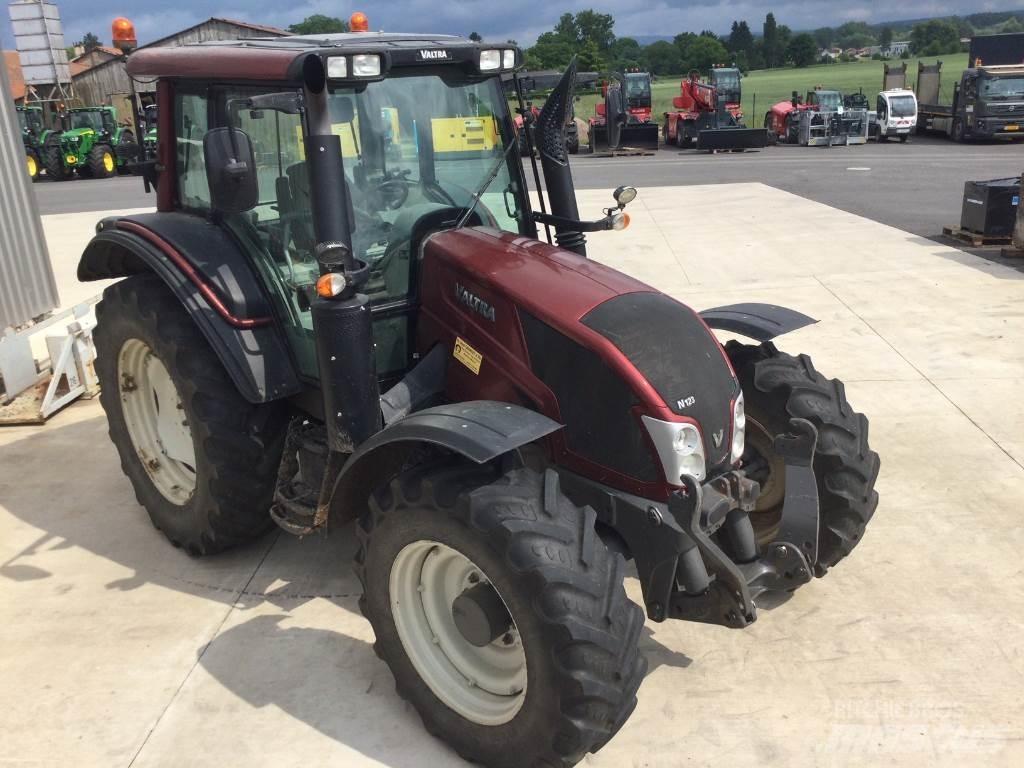 Valtra N123 الجرارات