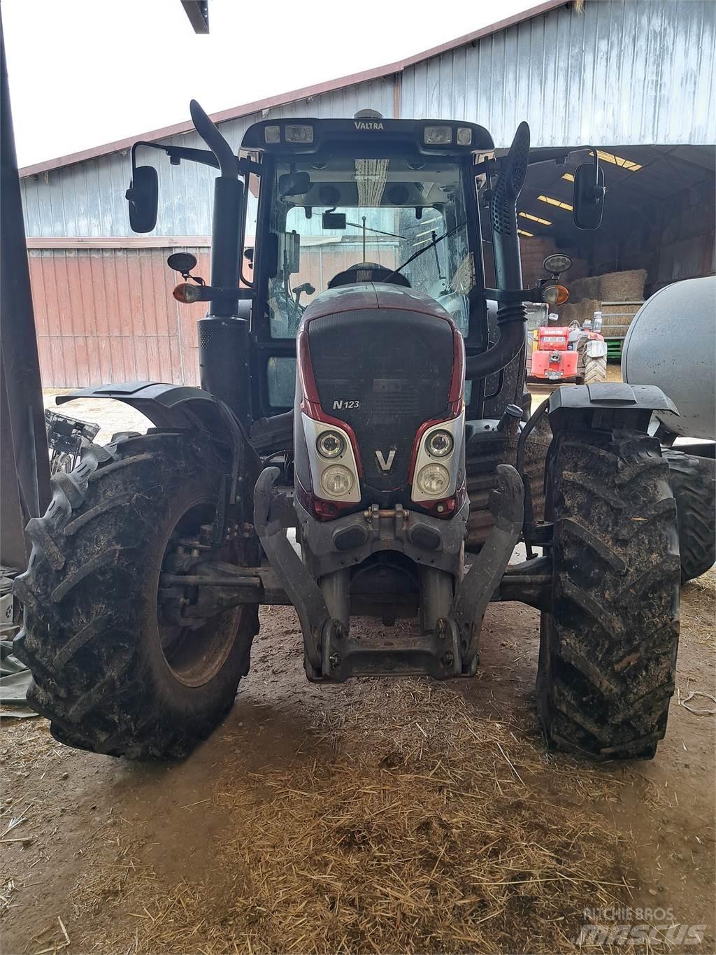 Valtra N123 الجرارات