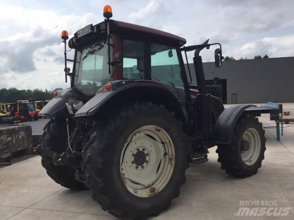 Valtra N123 الجرارات
