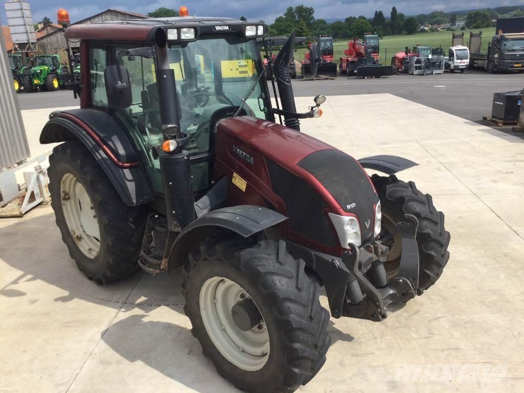 Valtra N123 الجرارات