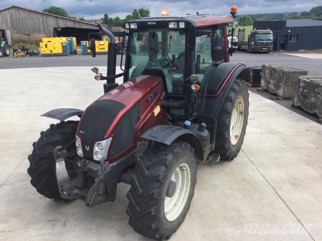 Valtra N123 الجرارات