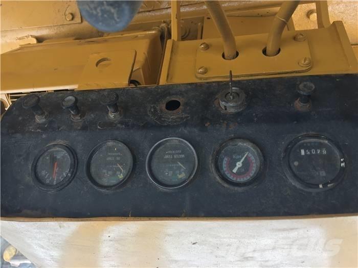 CAT D 7 G بلدوزرات مجنزرة