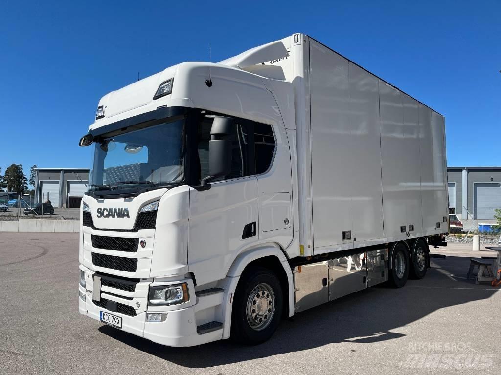 Scania R590 شاحنات ذات هيكل صندوقي