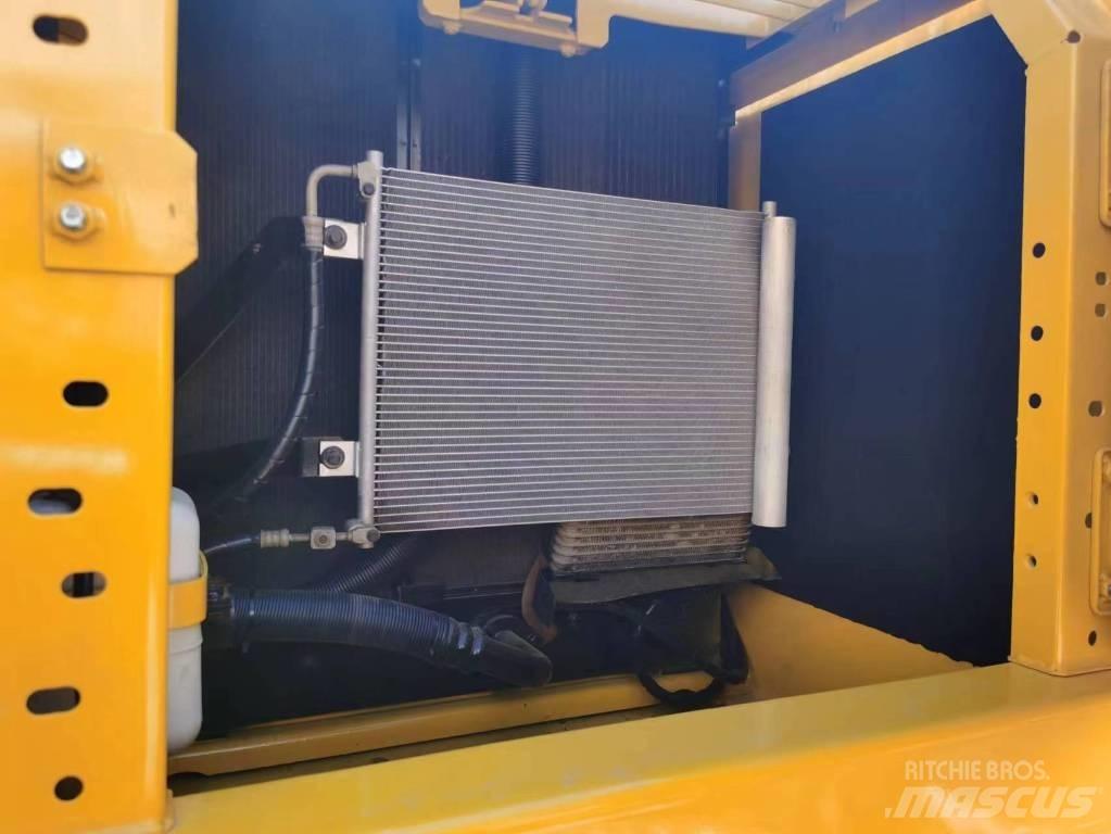Komatsu PC 220-8 حفارات زحافة