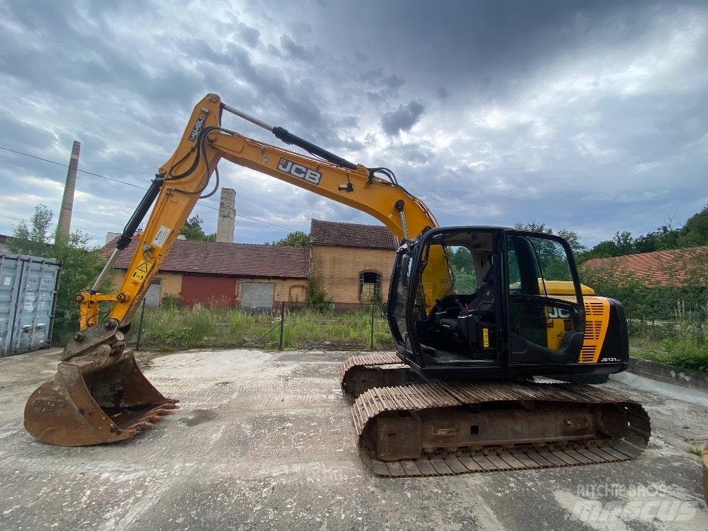 JCB JS 131 LC حفارات زحافة