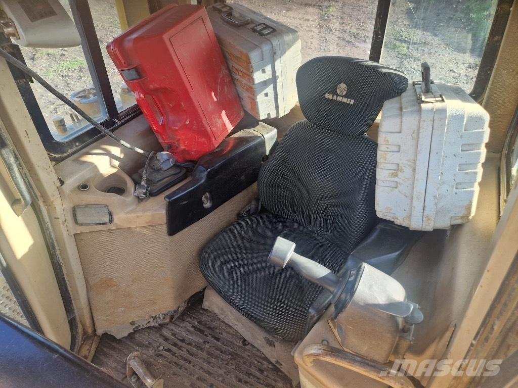 CAT D 6 R II بلدوزرات مجنزرة