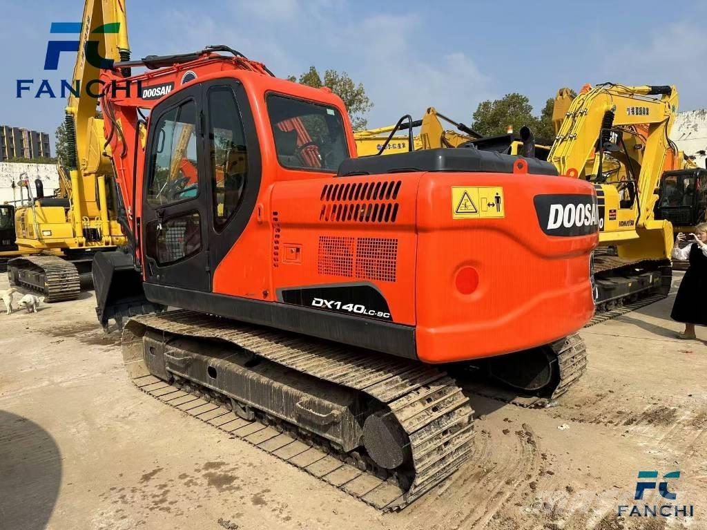 Doosan DX 140 LC حفارات زحافة