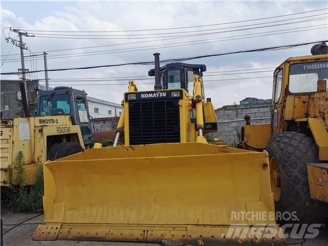 Komatsu D85-21 بلدوزرات مجنزرة