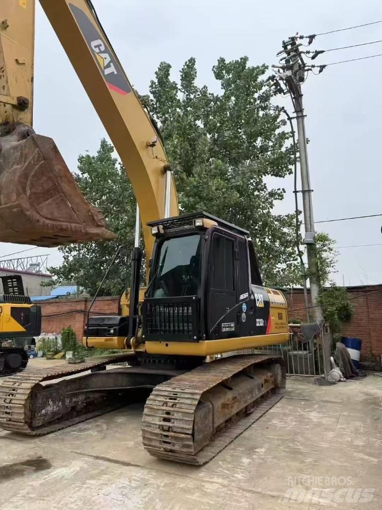 CAT 323D حفارات زحافة