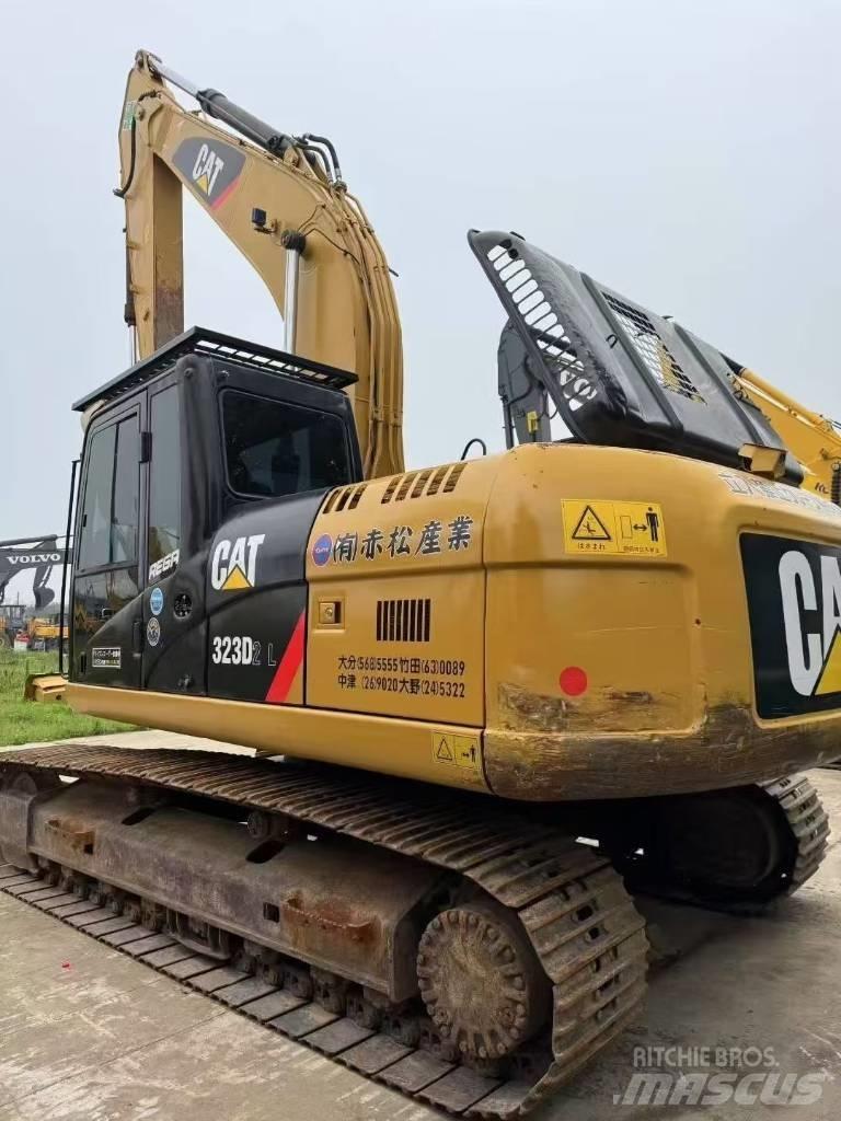 CAT 323D حفارات زحافة