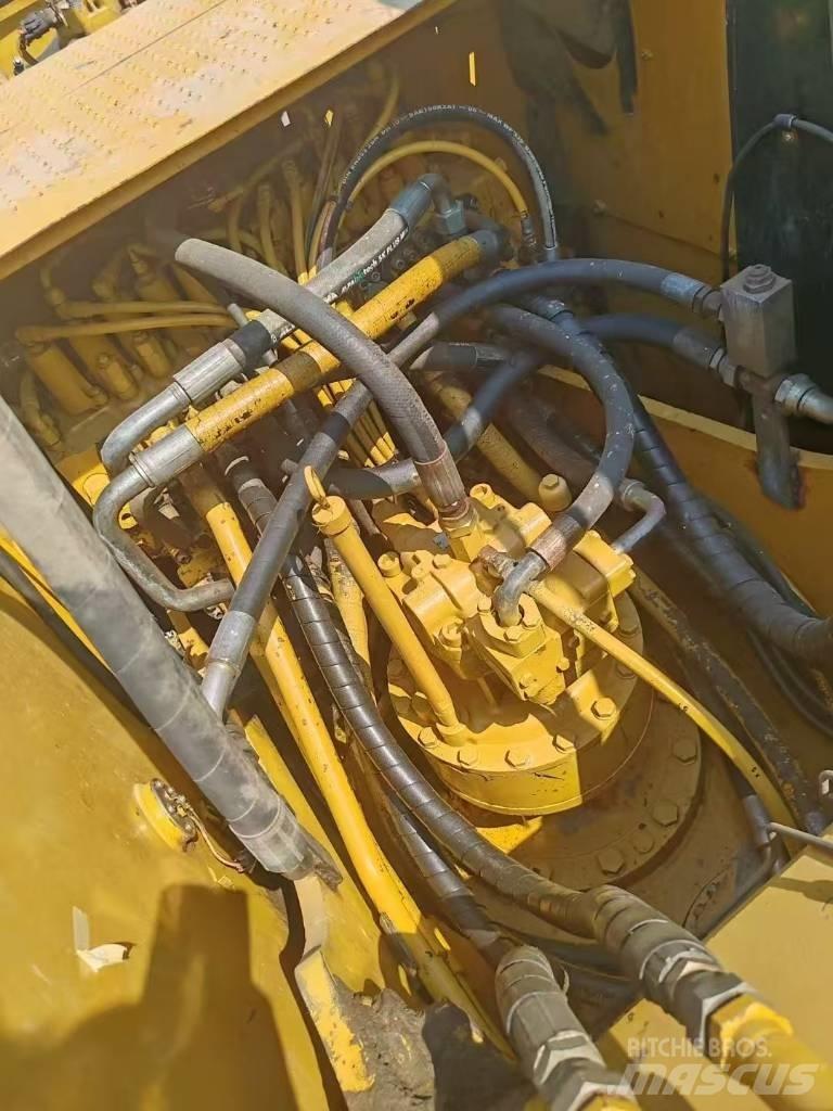 CAT 323D حفارات زحافة