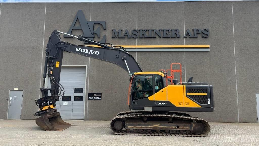 Volvo EC250EL حفارات زحافة