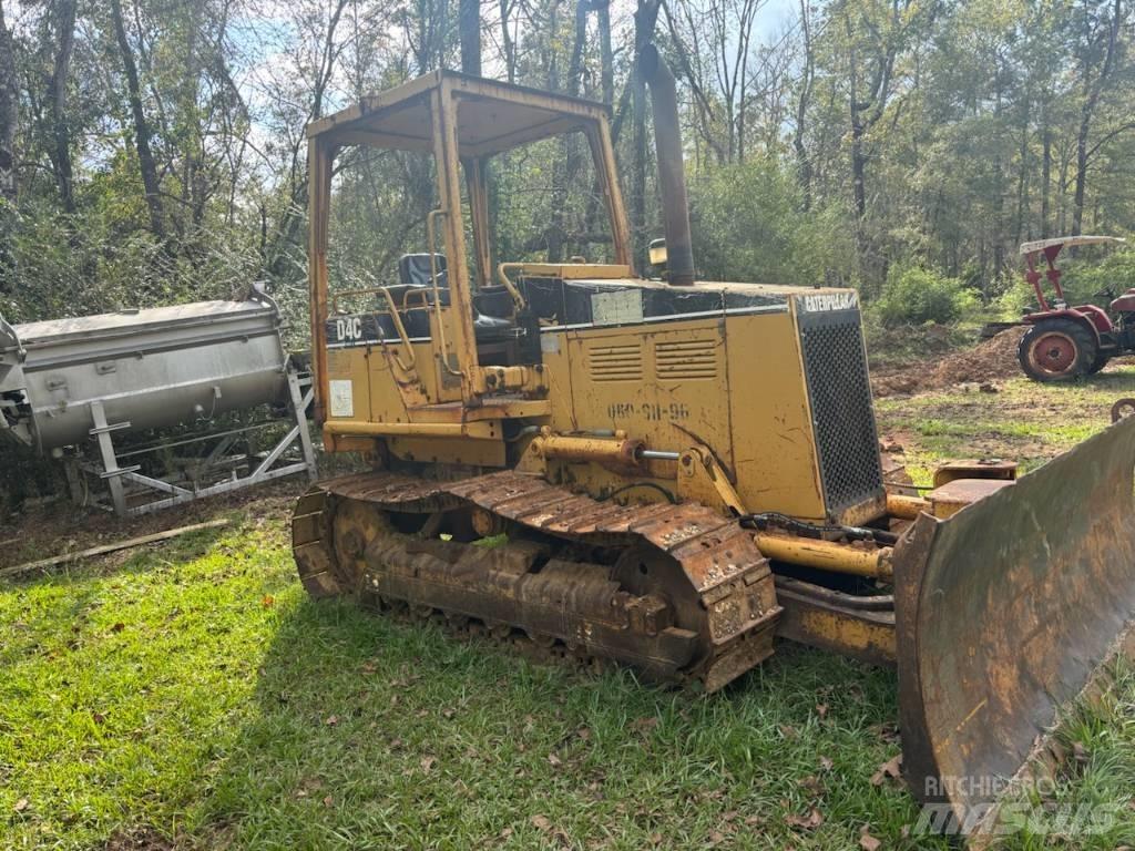 CAT D 4 C بلدوزرات مجنزرة