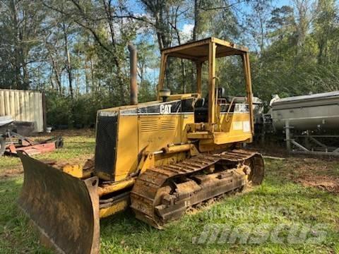 CAT D 4 C بلدوزرات مجنزرة