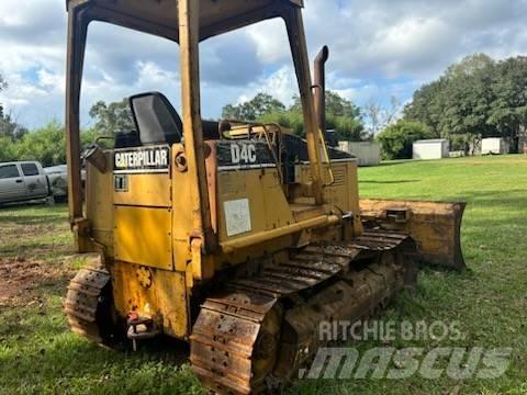 CAT D 4 C بلدوزرات مجنزرة