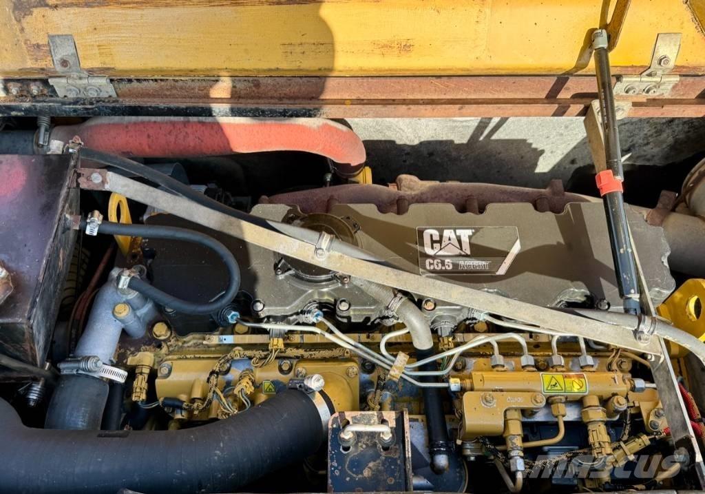 CAT M 318 D حفارات بعجل