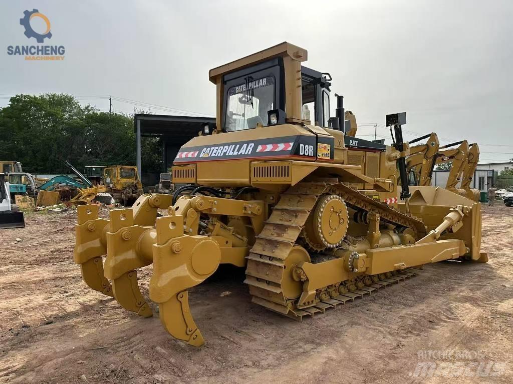 CAT D 8 R بلدوزرات مجنزرة