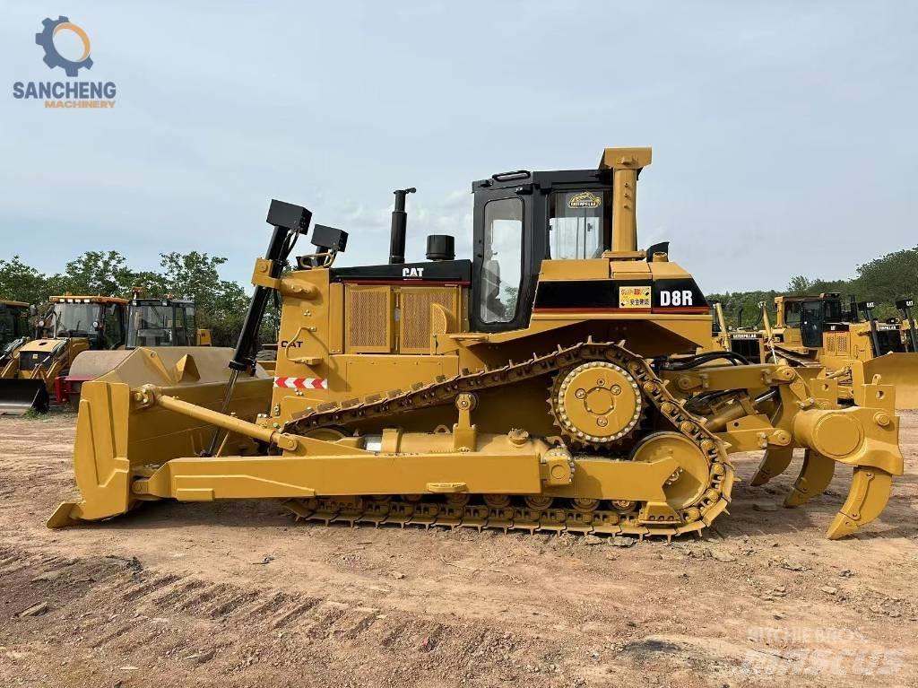 CAT D 8 R بلدوزرات مجنزرة