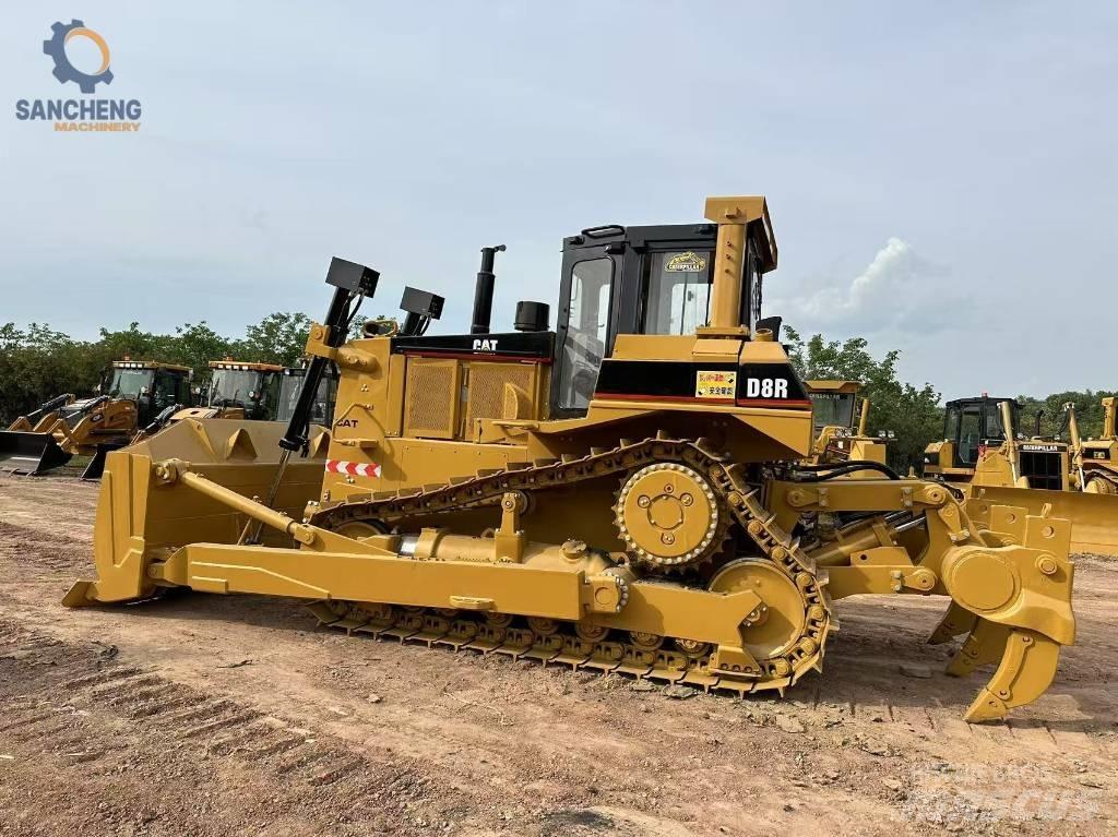 CAT D 8 R بلدوزرات مجنزرة