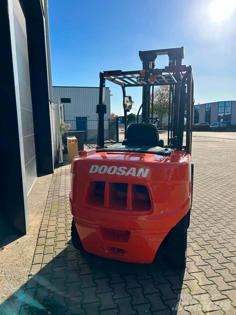 Doosan D50C-5 شاحنات الديزل