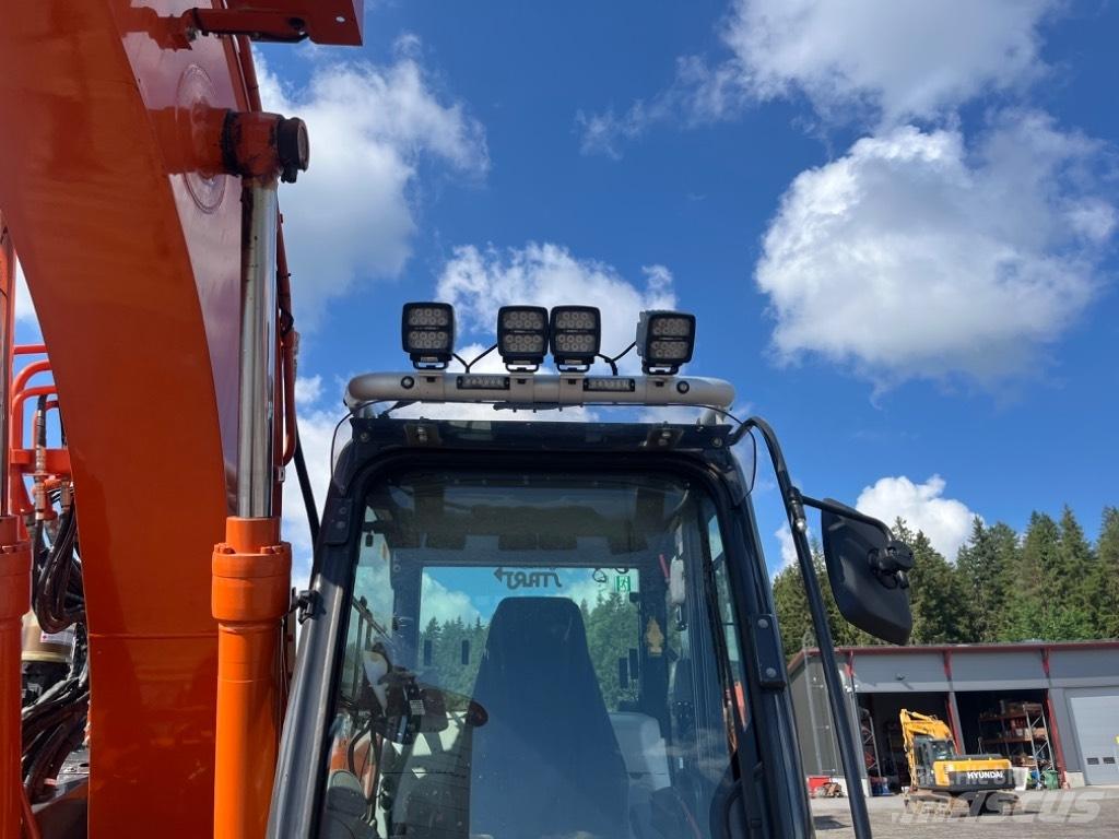 Hitachi ZX 135 US-6 حفارات زحافة