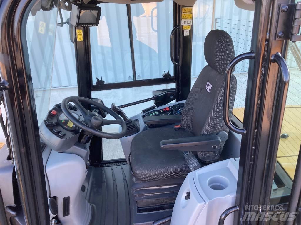 CAT 910 لوادر بعجل