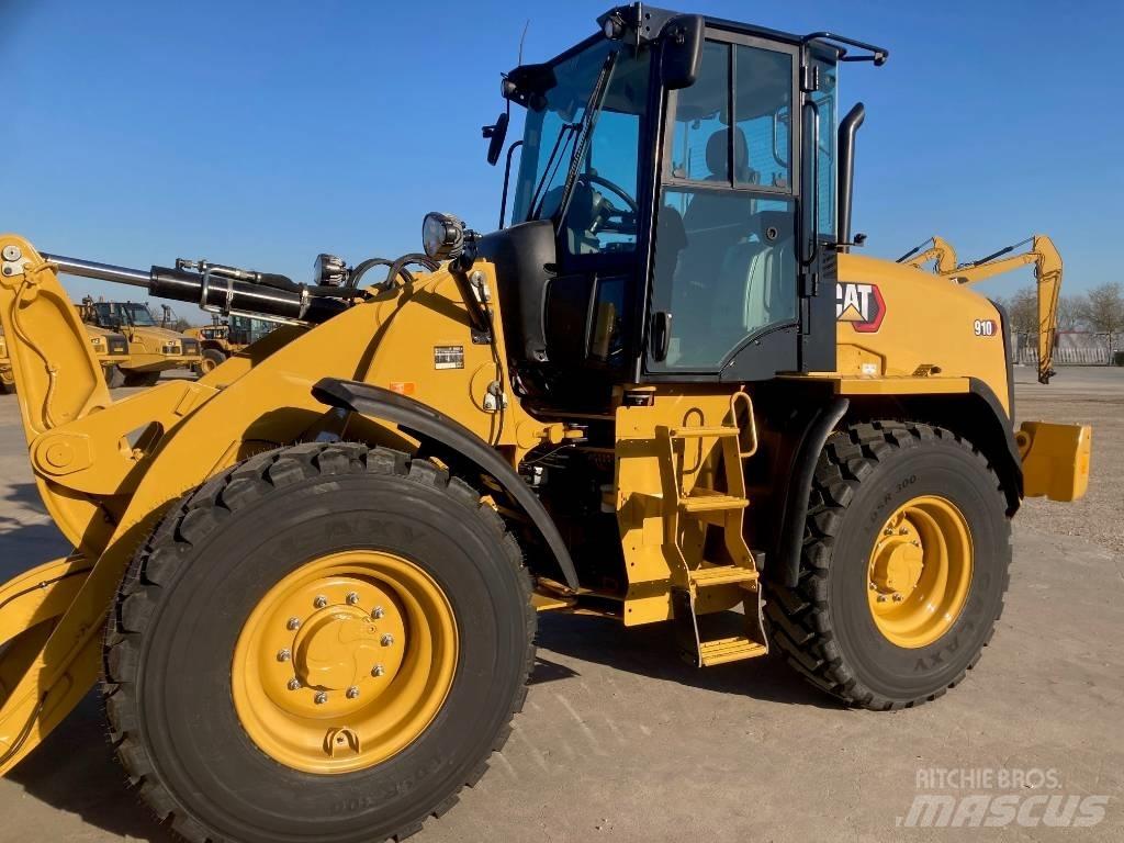 CAT 910 لوادر بعجل