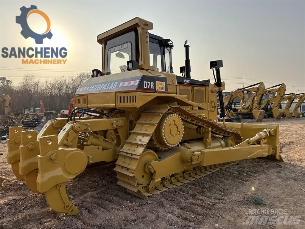 CAT D 7 R بلدوزرات مجنزرة