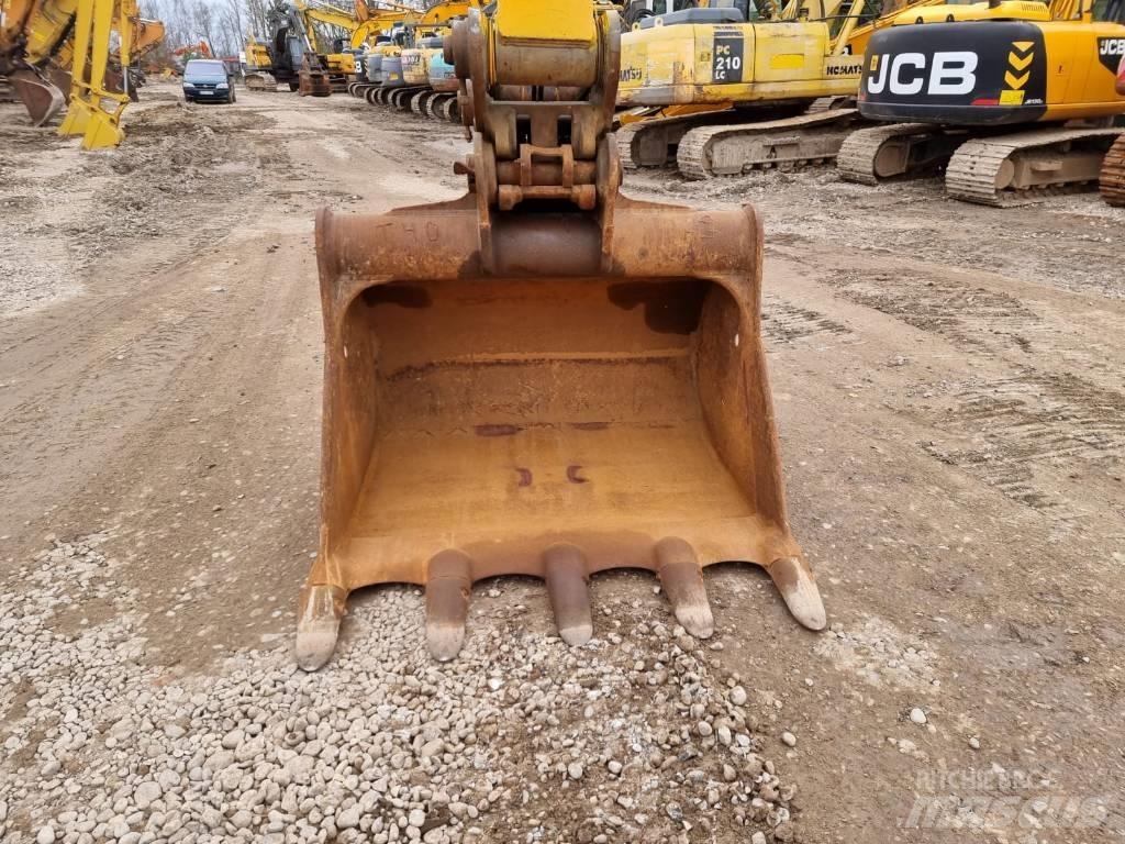 JCB JS 220 LC حفارات زحافة