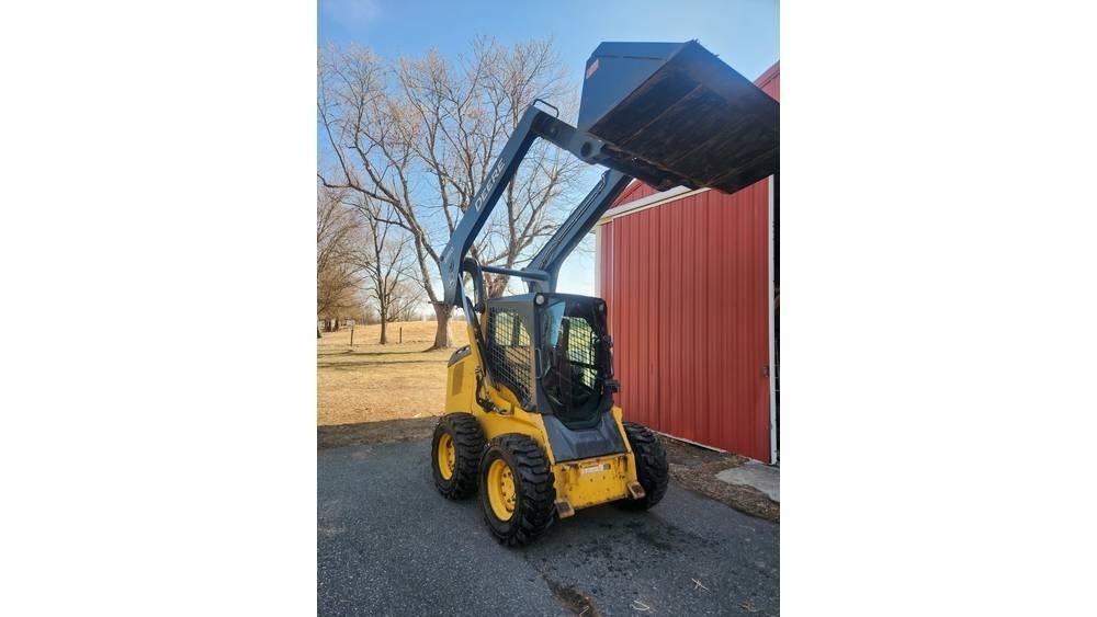 John Deere 318 D لوادر انزلاقية التوجيه
