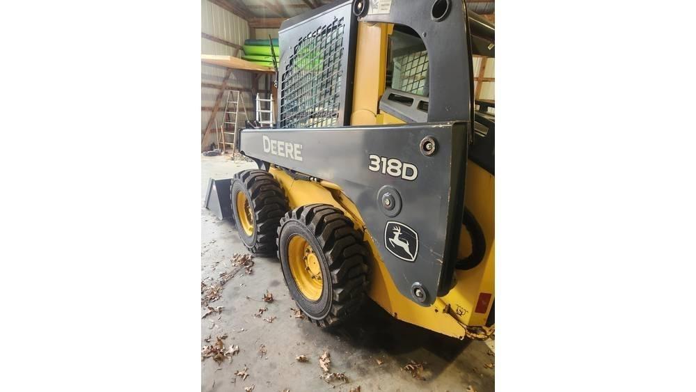 John Deere 318 D لوادر انزلاقية التوجيه