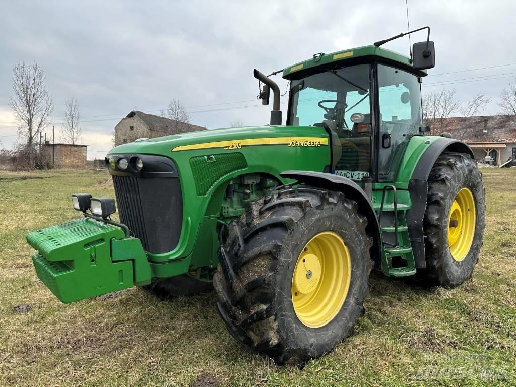 John Deere 8220 الجرارات